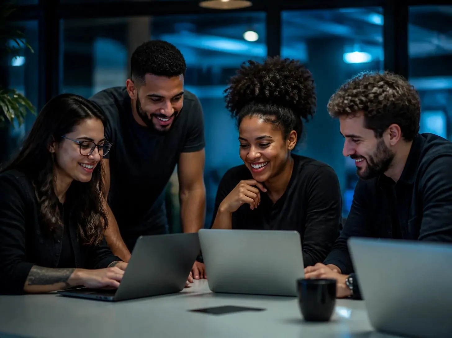 Equipe colaborando em frente a notebooks
